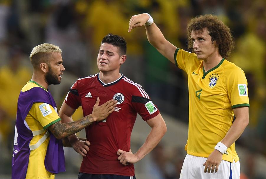 La partita finisce: James piange a dirotto. David Luiz e Dani Alves lo consolano. Afp